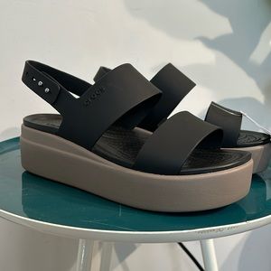 Crocs NWT Brooklyn Low Wedge Black/Mushroom